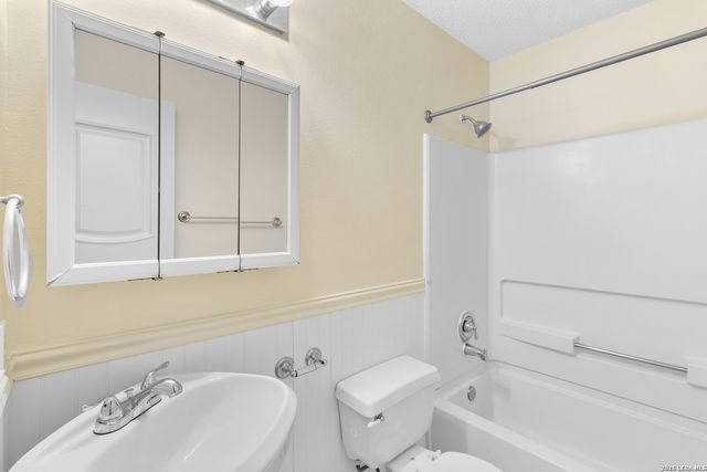 6858 cape meadow, Converse, TX 78109