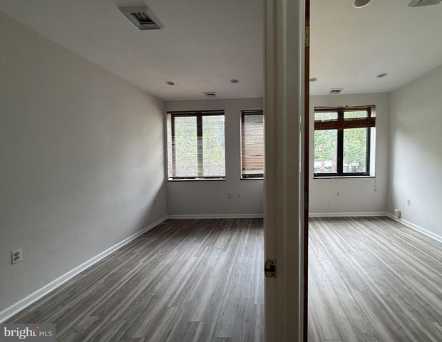 4716 WISCONSIN AVE NW, Washington, DC 20016