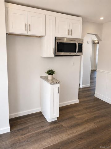 25123 Mackinac Street, Roseville, MI 48066