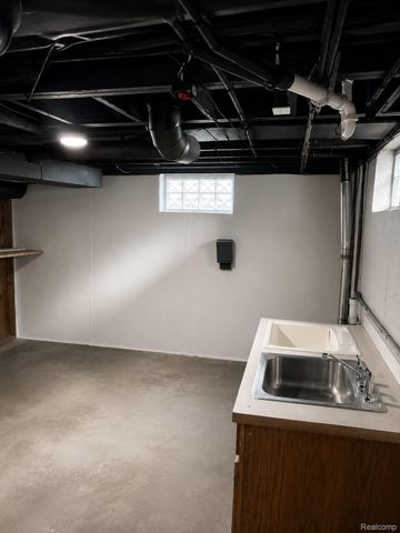 25123 Mackinac Street, Roseville, MI 48066