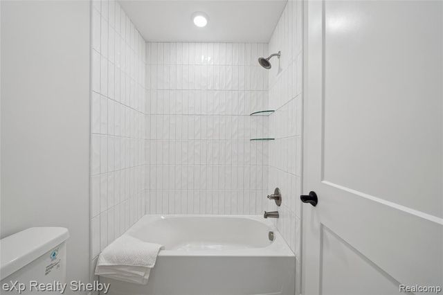 52030 Wellington Valley Drive, Macomb, MI 48042
