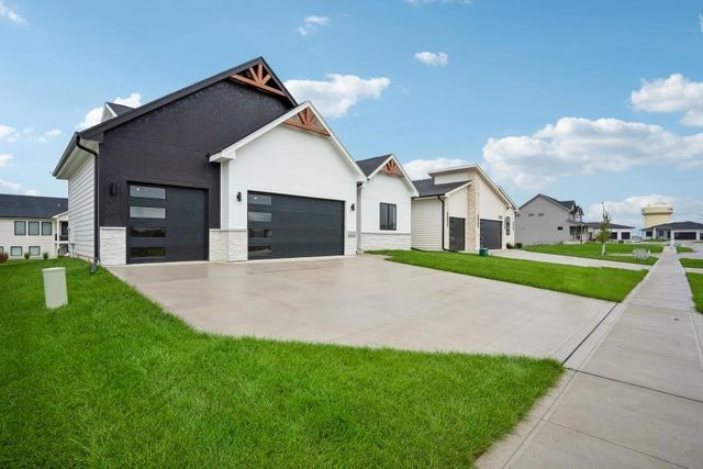 17311 Brookview Drive, Urbandale, IA 50263