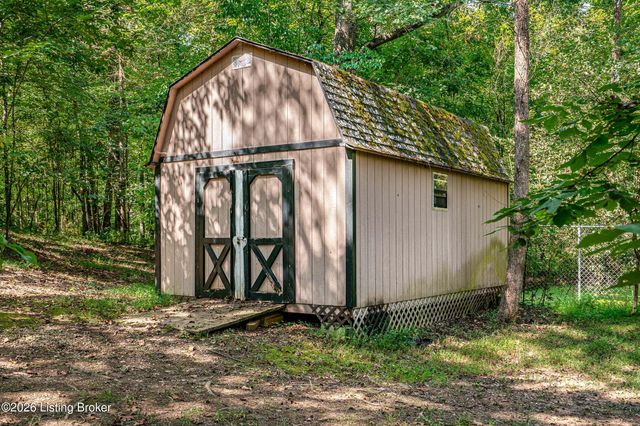1000 Hobbs Ln, Fisherville, KY 40023