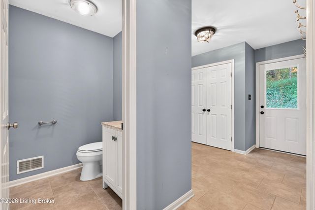 1000 Hobbs Ln, Fisherville, KY 40023
