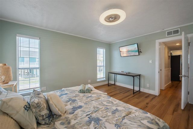 2940 Laguna Drive, Crystal Beach, TX 77650