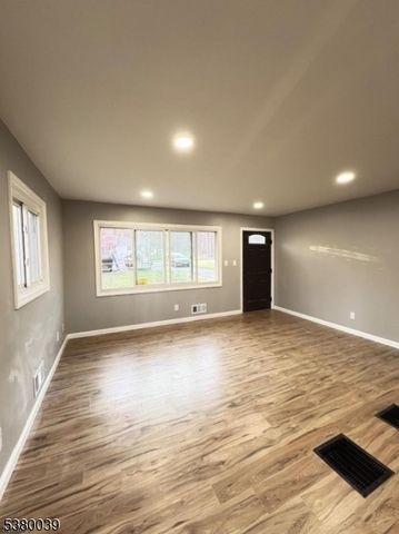 949 Plymouth Lake Dr, Stillwater Twp., NJ 07860
