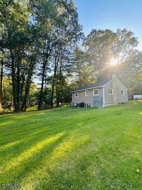 949 Plymouth Lake Dr, Stillwater Twp., NJ 07860