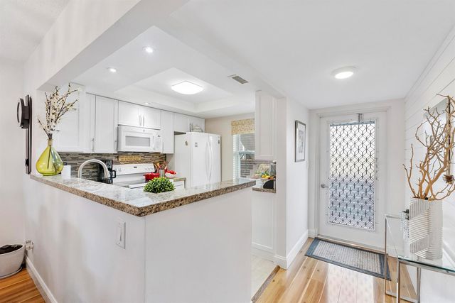 7837 Golf Cir Drive 212, Margate, FL 33063