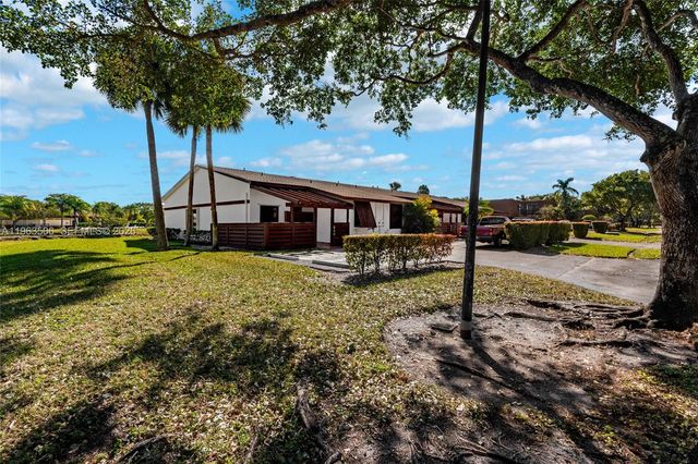 840 SW 120th Way, Davie, FL 33325
