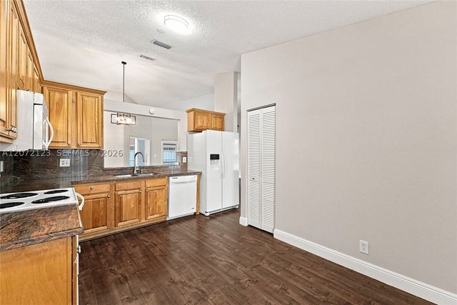 10425 NW 9th Mnr, Coral Springs, FL 33071