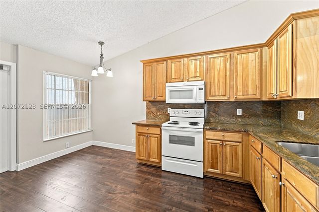 10425 NW 9th Mnr, Coral Springs, FL 33071