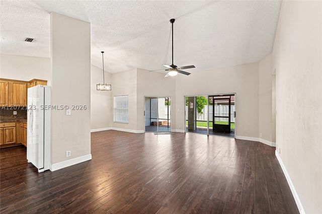 10425 NW 9th Mnr, Coral Springs, FL 33071