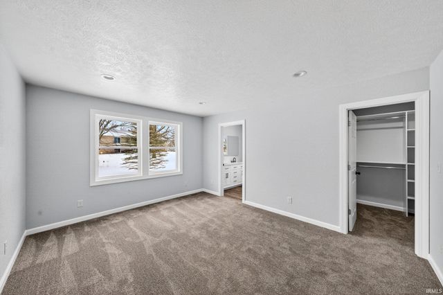 11102 N Dogleg Dr E, Syracuse, IN 46567