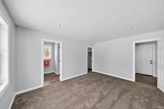 11102 N Dogleg Dr E, Syracuse, IN 46567