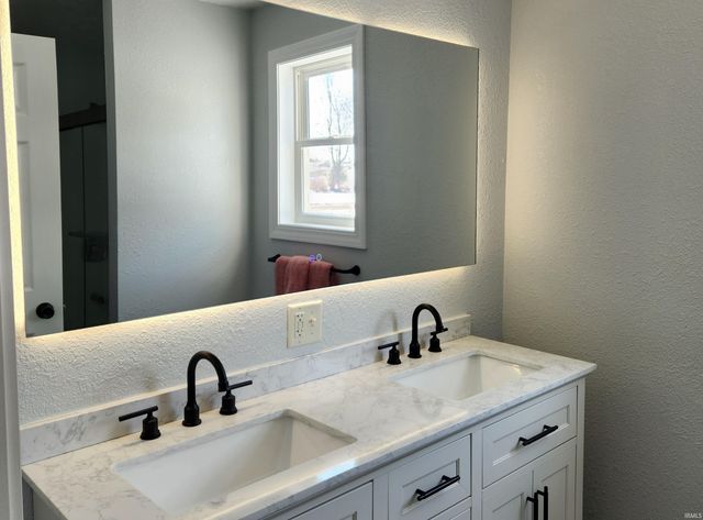 11102 N Dogleg Dr E, Syracuse, IN 46567