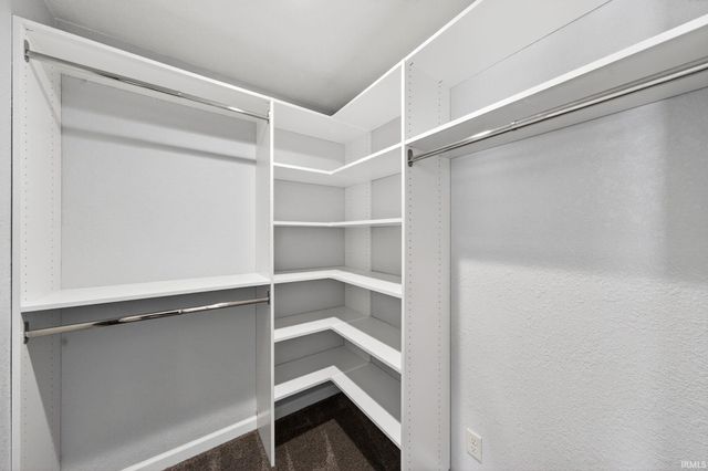 11102 N Dogleg Dr E, Syracuse, IN 46567