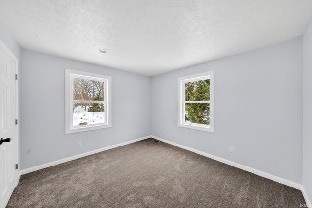 11102 N Dogleg Dr E, Syracuse, IN 46567