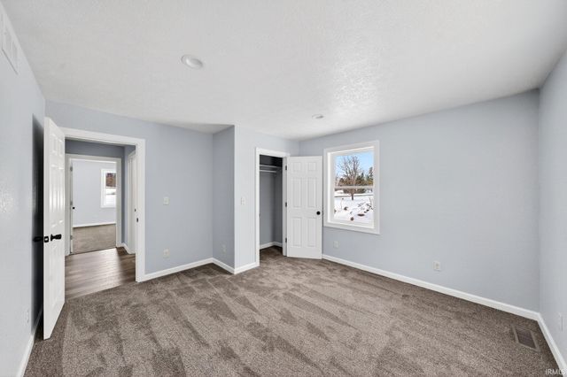 11102 N Dogleg Dr E, Syracuse, IN 46567