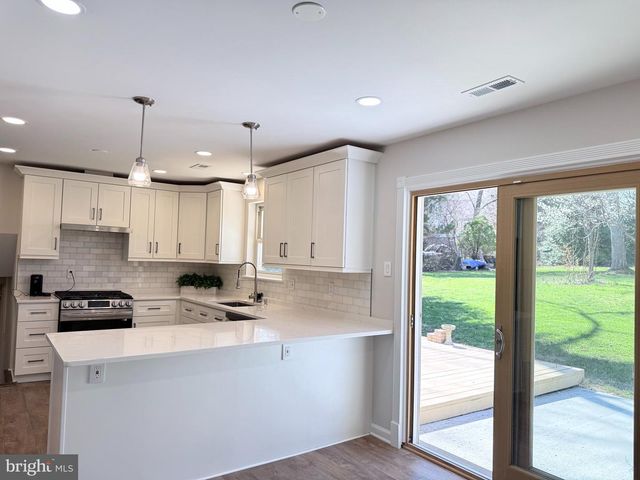 5210 LINDSAY ST, Fairfax, VA 22032