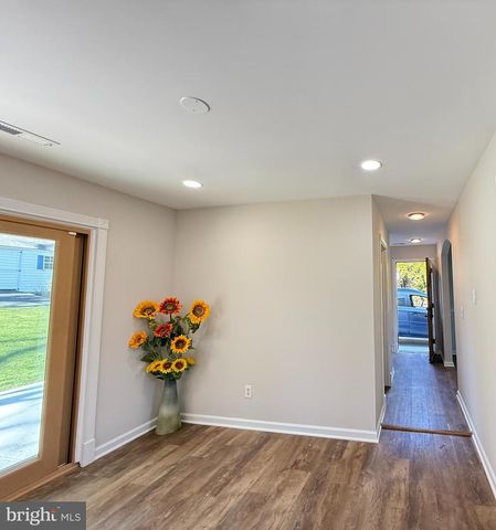 5210 LINDSAY ST, Fairfax, VA 22032