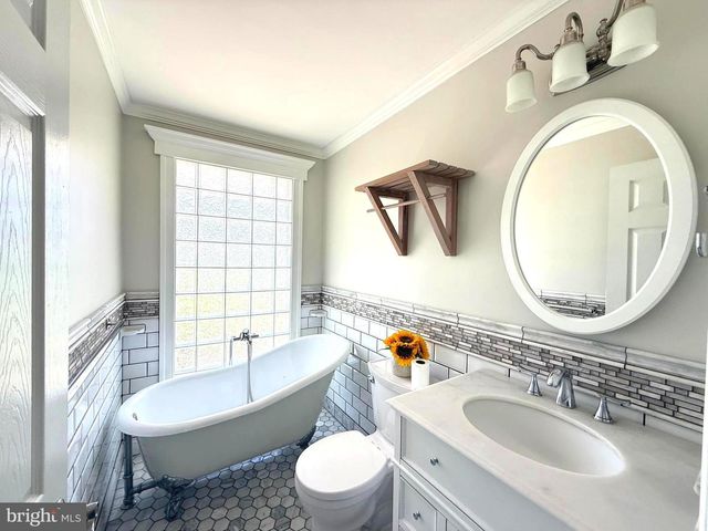 5210 LINDSAY ST, Fairfax, VA 22032