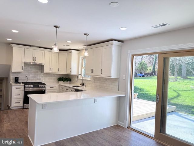 5210 LINDSAY ST, Fairfax, VA 22032