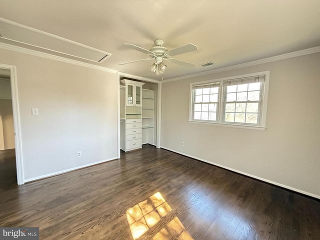 5210 LINDSAY ST, Fairfax, VA 22032