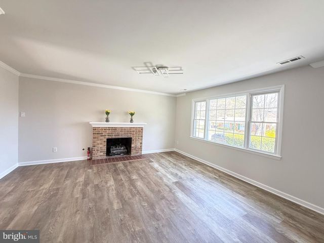 5210 LINDSAY ST, Fairfax, VA 22032