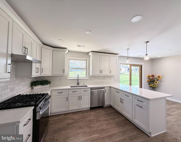 5210 LINDSAY ST, Fairfax, VA 22032