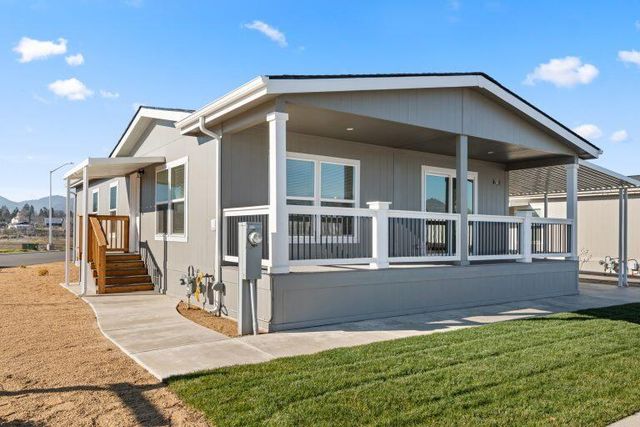 300 Luman Road 200, Phoenix, OR 97535