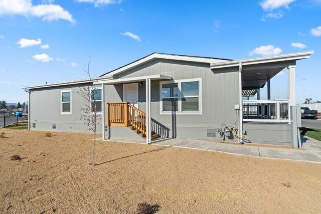 300 Luman Road 200, Phoenix, OR 97535