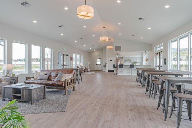 300 Luman Road 200, Phoenix, OR 97535