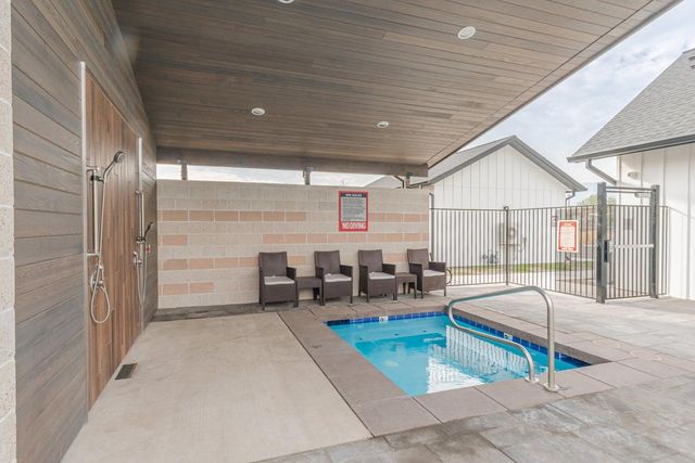 300 Luman Road 200, Phoenix, OR 97535