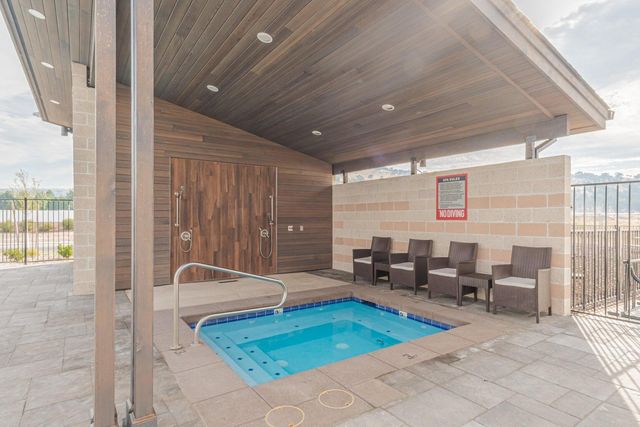 300 Luman Road 200, Phoenix, OR 97535