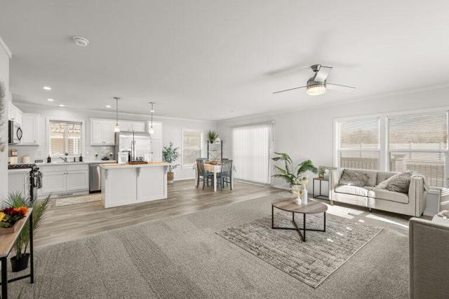 300 Luman Road 200, Phoenix, OR 97535