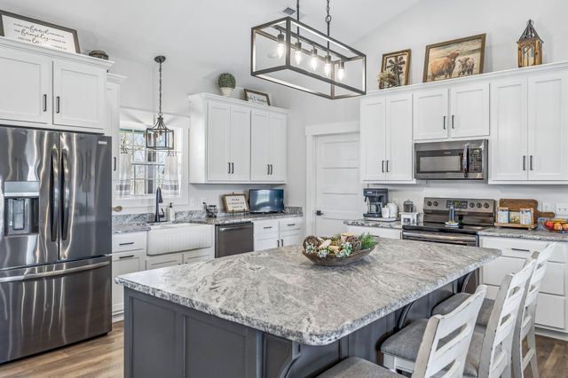 1869 Taurus Farm Rd, Lafayette, TN 37083