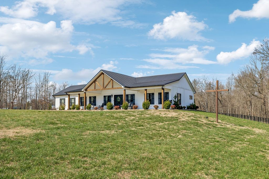 1869 Taurus Farm Rd, Lafayette, TN 37083