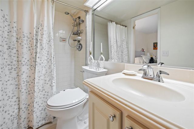 424 SE 10th St 104, Dania Beach, FL 33004