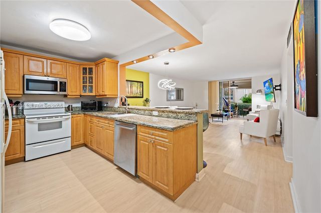 424 SE 10th St 104, Dania Beach, FL 33004