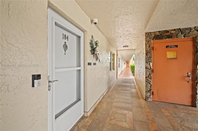 424 SE 10th St 104, Dania Beach, FL 33004