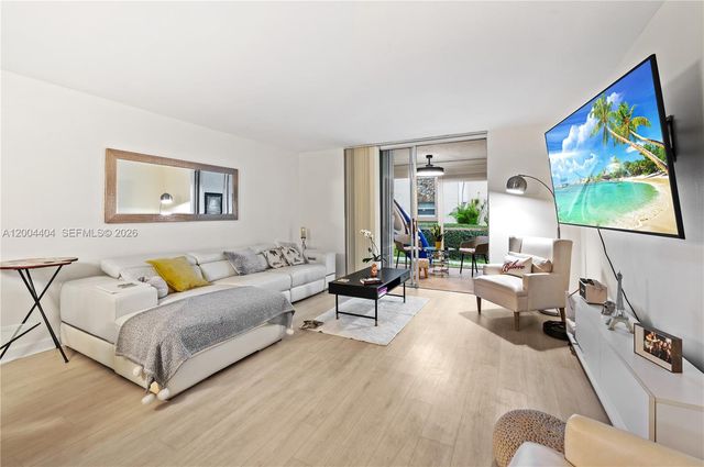 424 SE 10th St 104, Dania Beach, FL 33004