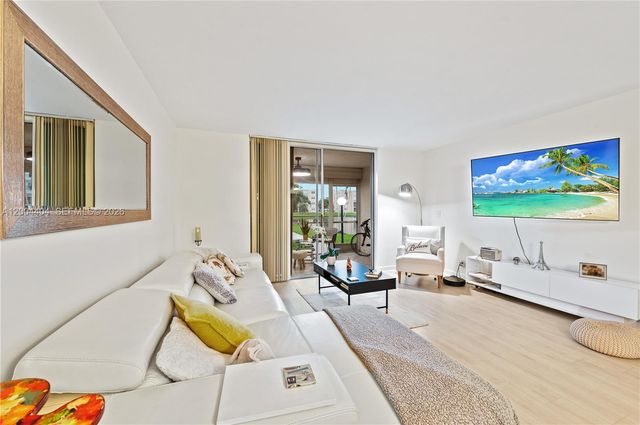 424 SE 10th St 104, Dania Beach, FL 33004