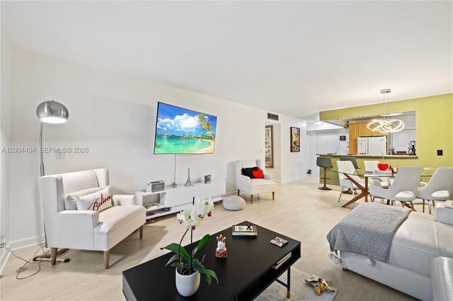 424 SE 10th St 104, Dania Beach, FL 33004