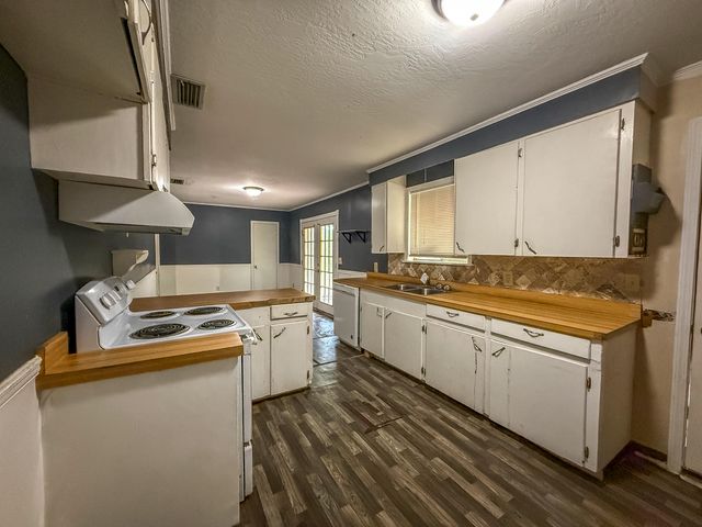 205 Elizabeth Ave., Petal, MS 39465