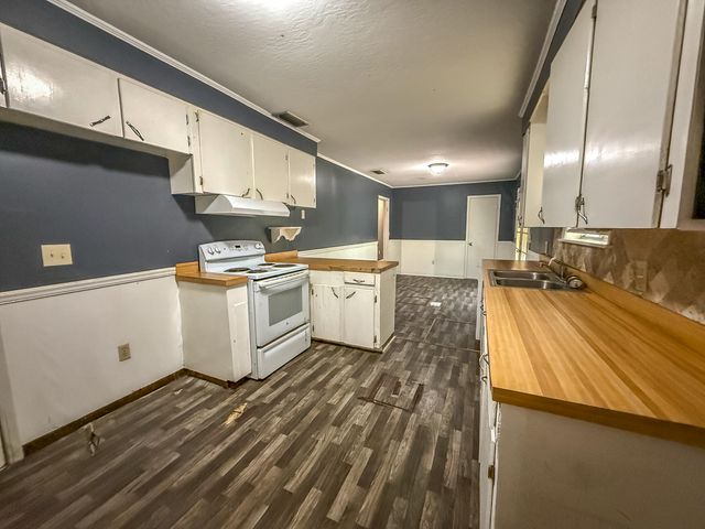 205 Elizabeth Ave., Petal, MS 39465