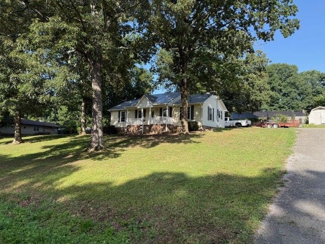 446 Treetop Trl, Lawrenceburg, TN 38464