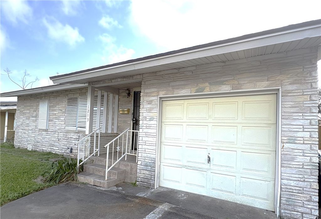 1213 Belmeade Dr, Corpus Christi, TX 78412 — photo 3