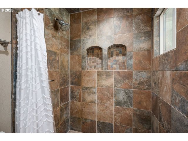 29497 S MERIDIAN Rd, Hubbard, OR 97032