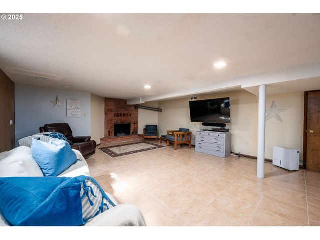 29497 S MERIDIAN Rd, Hubbard, OR 97032