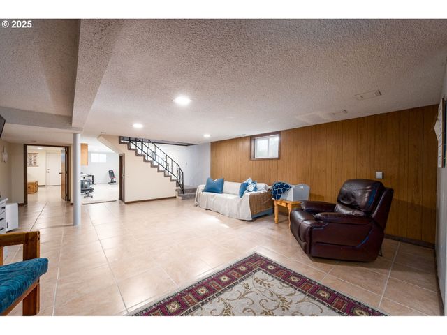 29497 S MERIDIAN Rd, Hubbard, OR 97032